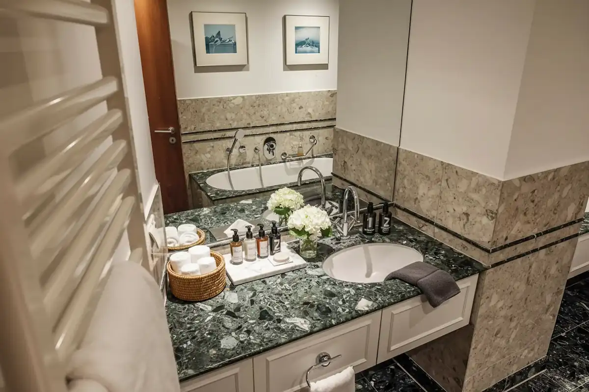 Alle Badezimmer unserer Serviced Apaprtments im Main Plaza sind mit hochwertigem Marmor ausgestattet