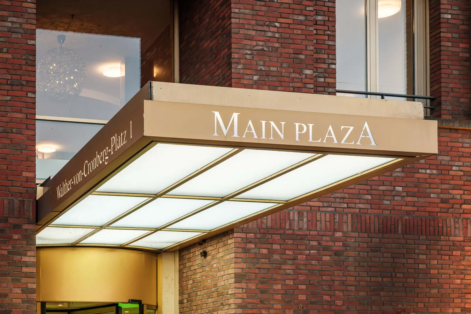 Der repräsentative Eingang des Main Plaza Suit Tower