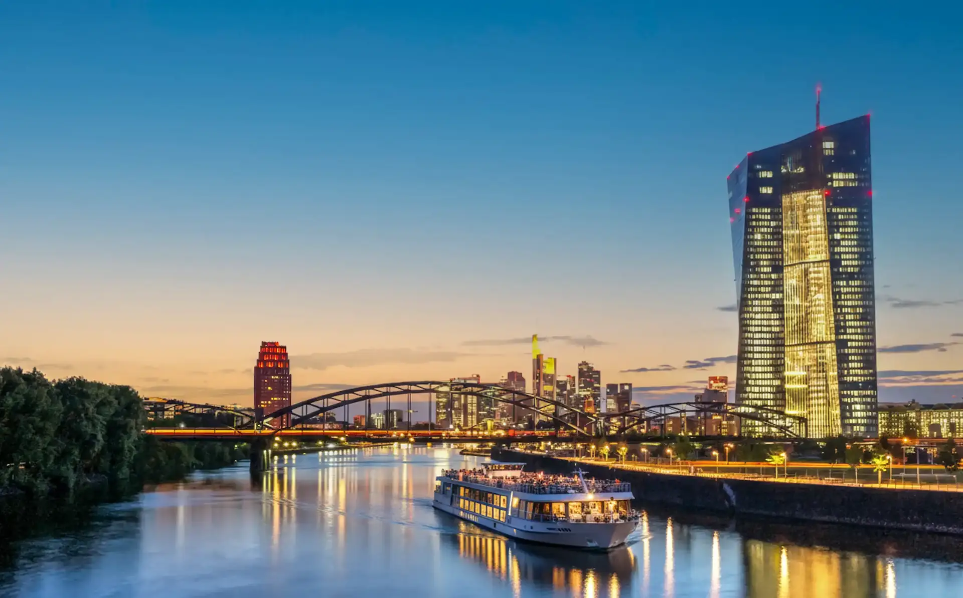 Logenplatz am Main: Der Blick auf die erleuchtete Skyline und das glitzernde Wasser macht die Lage der Suite Residenz im Main Plaza so einzigartig. Urbanes Flair trifft auf erstklassigen Komfort.