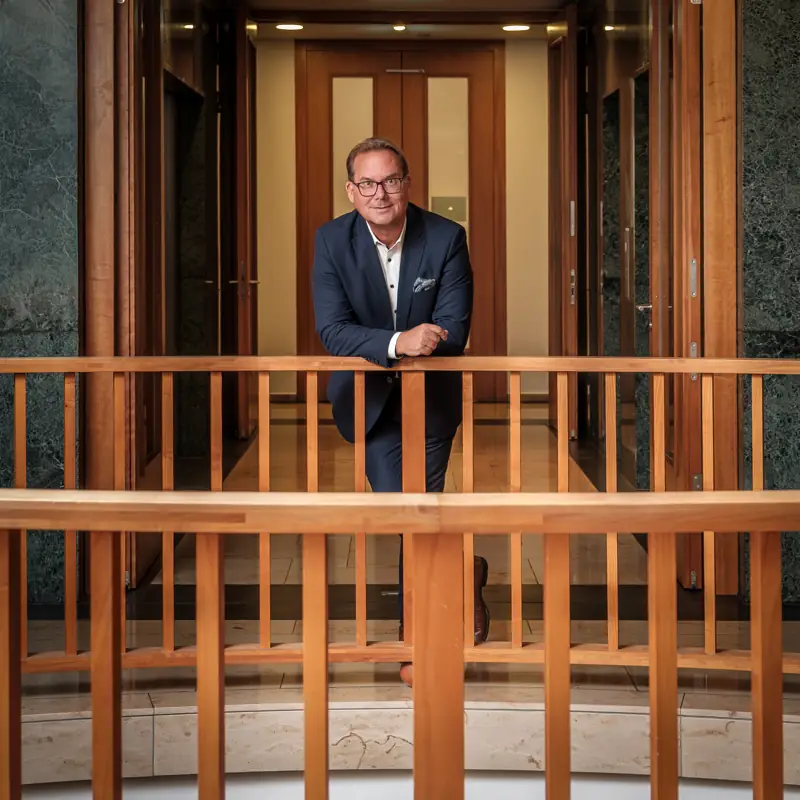 Portrait von CEO Michael Schramm – Der Gastgeber und Betreiber der Suite Residenz Frankfurt im Main Plaza steht für persönlichen Service und höchste Qualität