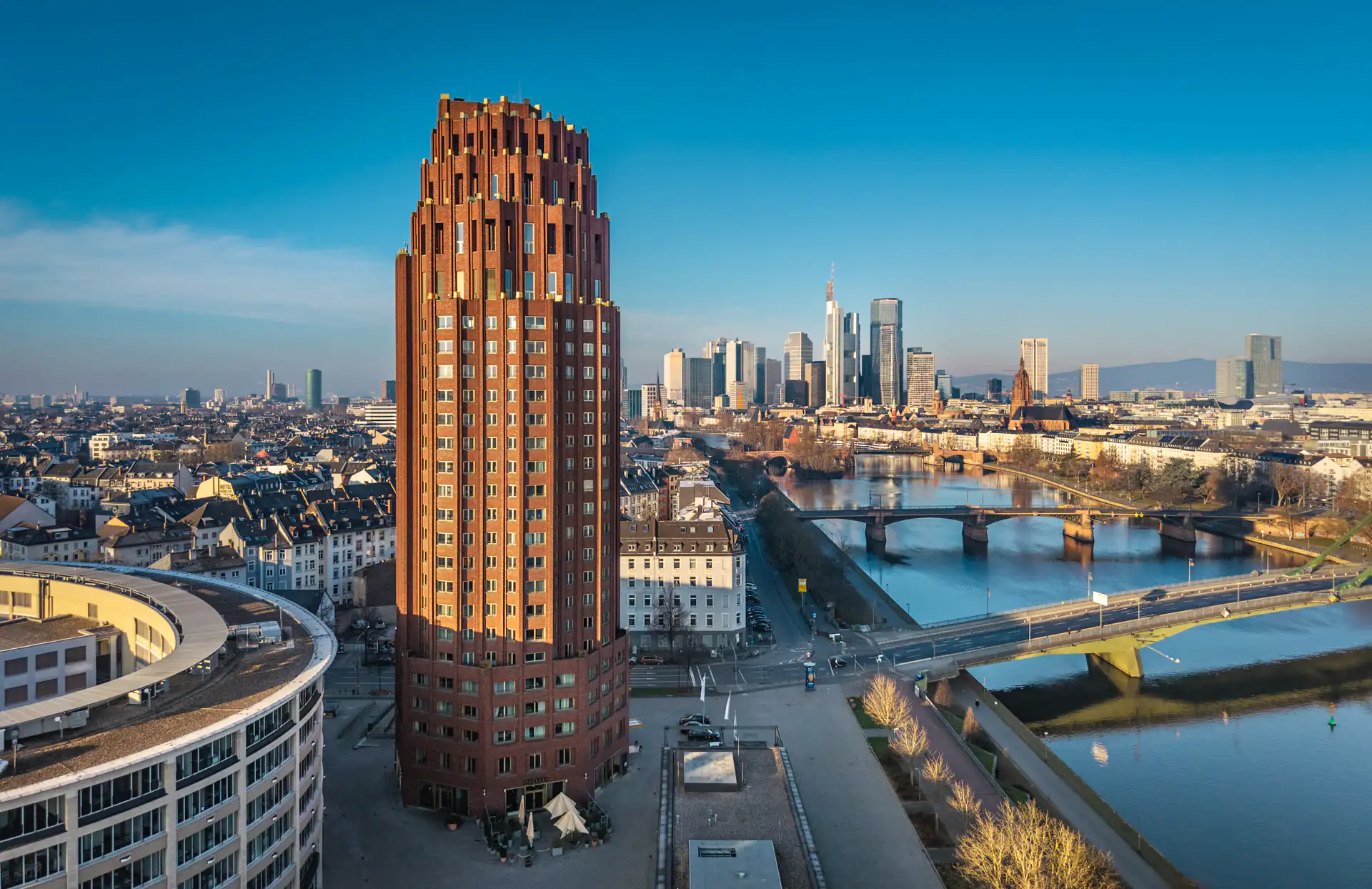 New York trifft Mainhattan: Erleben Sie Frankfurt aus der exklusivsten Perspektive. In bester Lage direkt am Main verbindet das Main Plaza den zeitlosen Charme eines New Yorker Wolkenkratzers mit dem beeindruckenden Panorama der Frankfurter Skyline